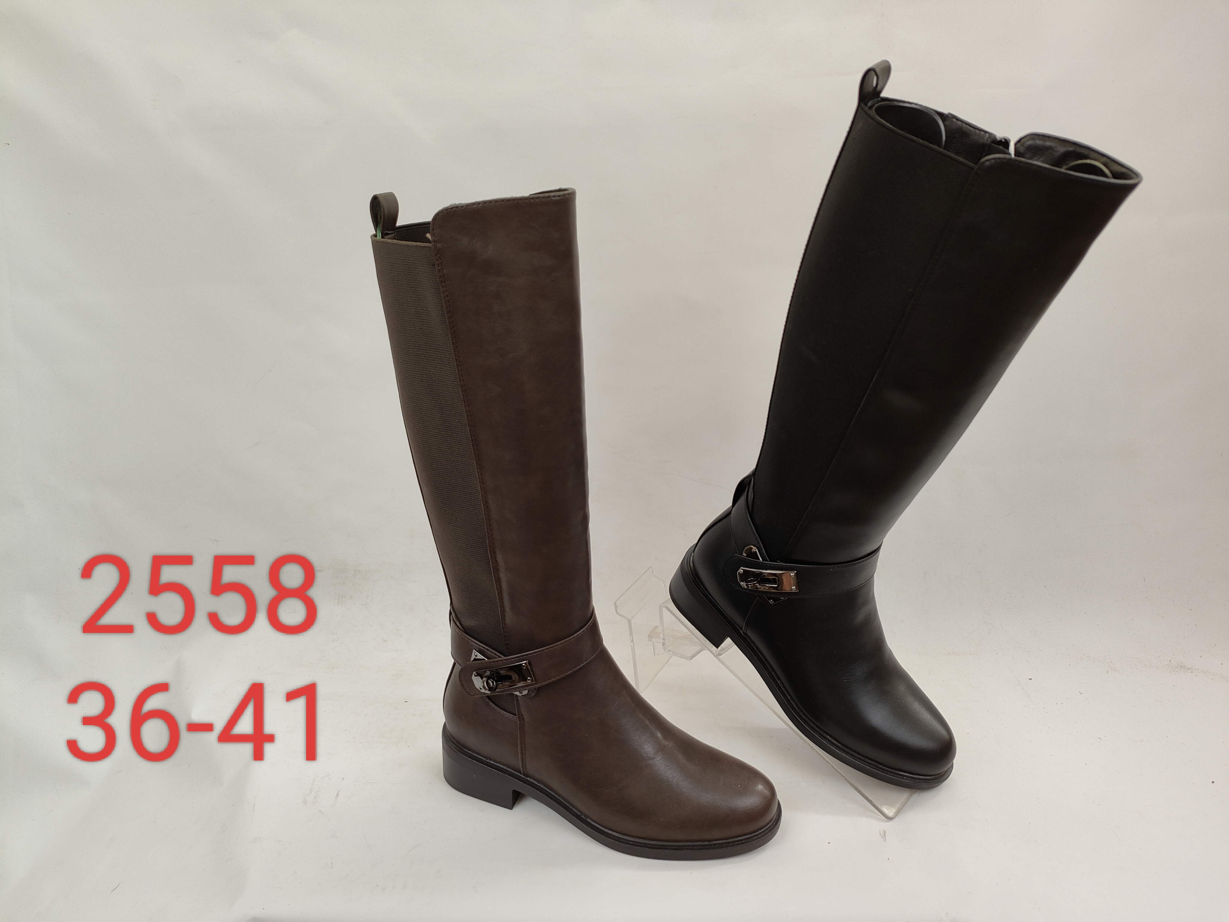 Bota alta con panel elástico y hebilla al tobillo