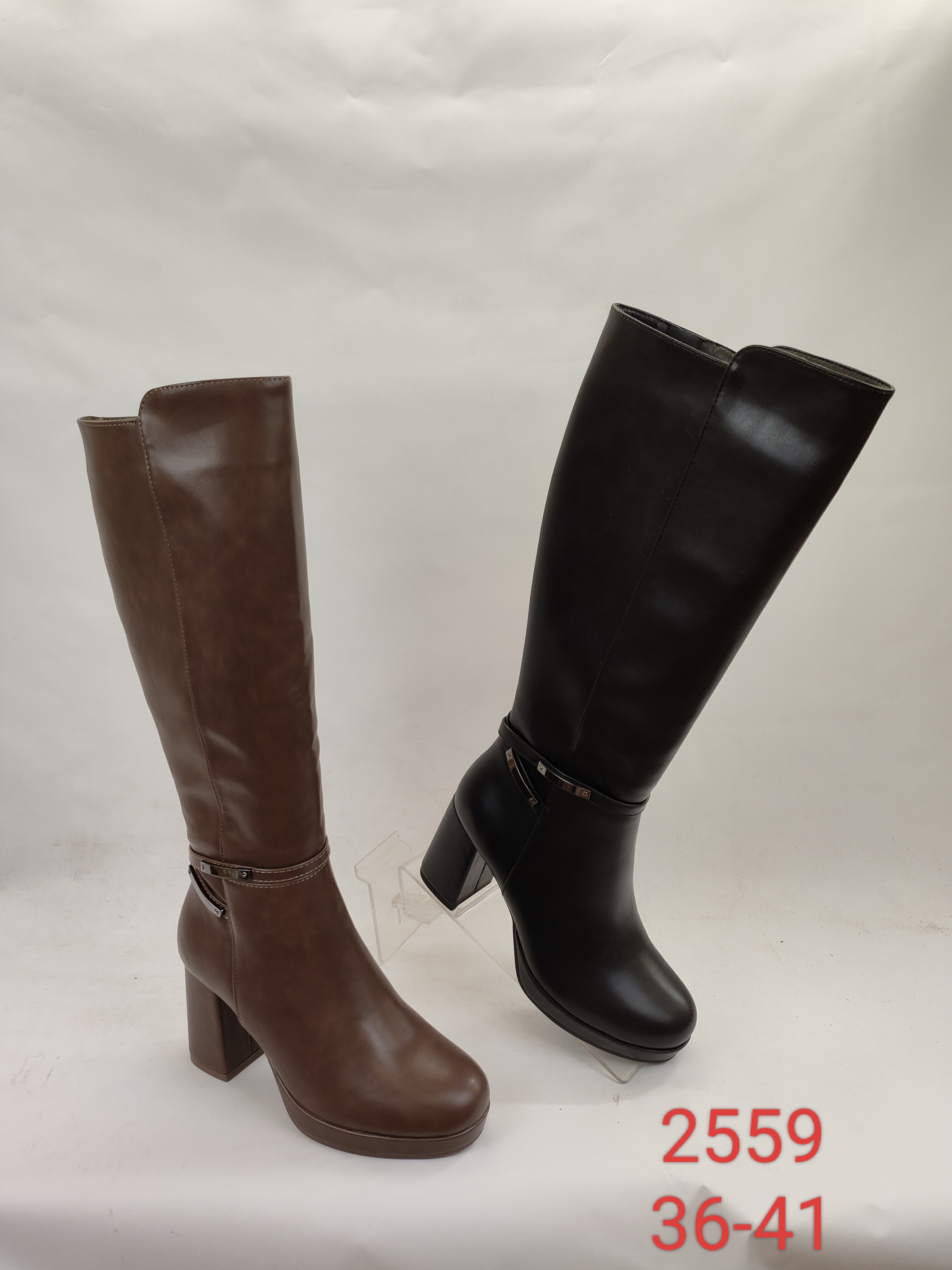 Bota alta de tacón ancho con tira al tobillo