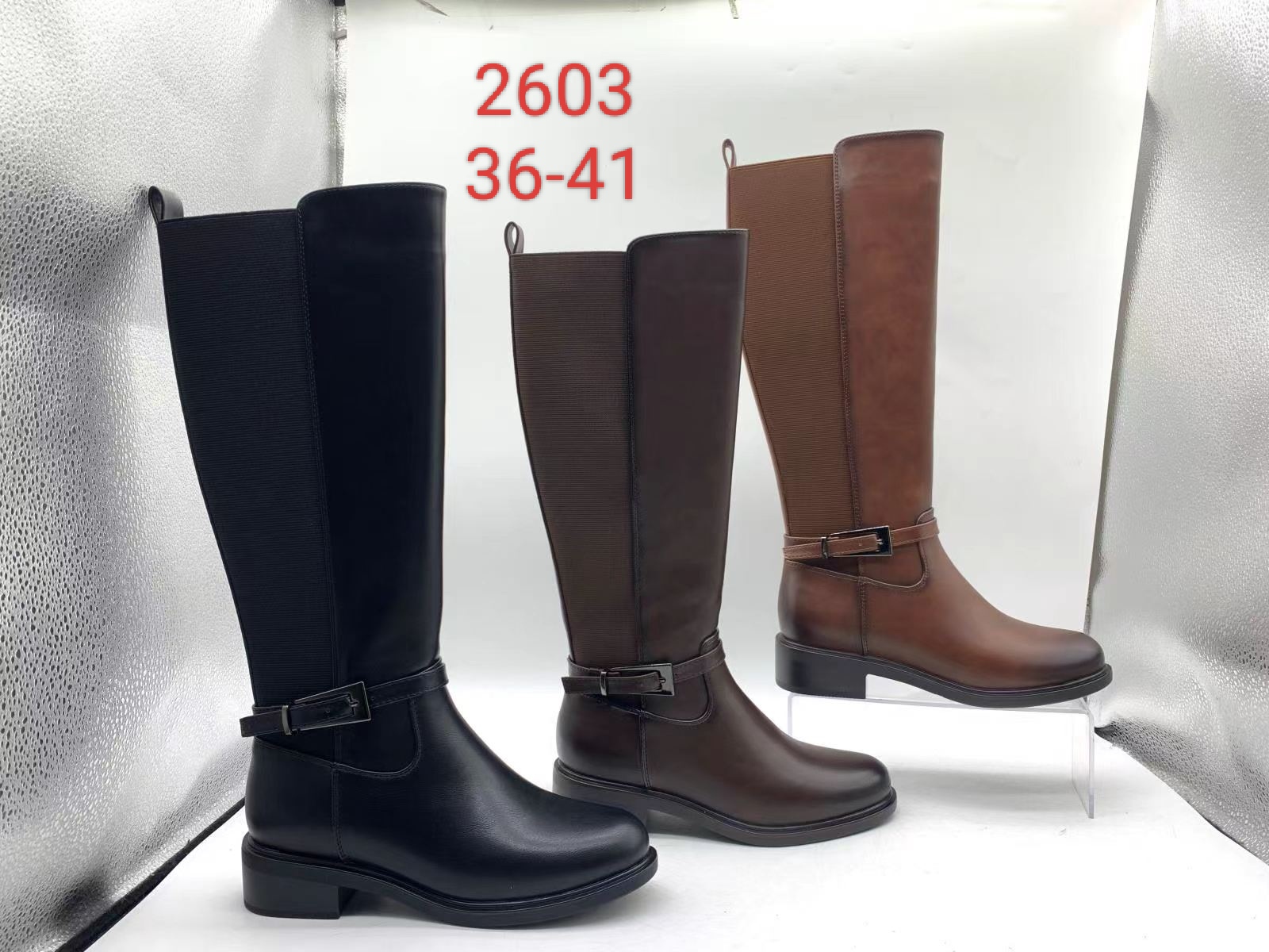 Bota alta con panel elástico y hebilla lateral
