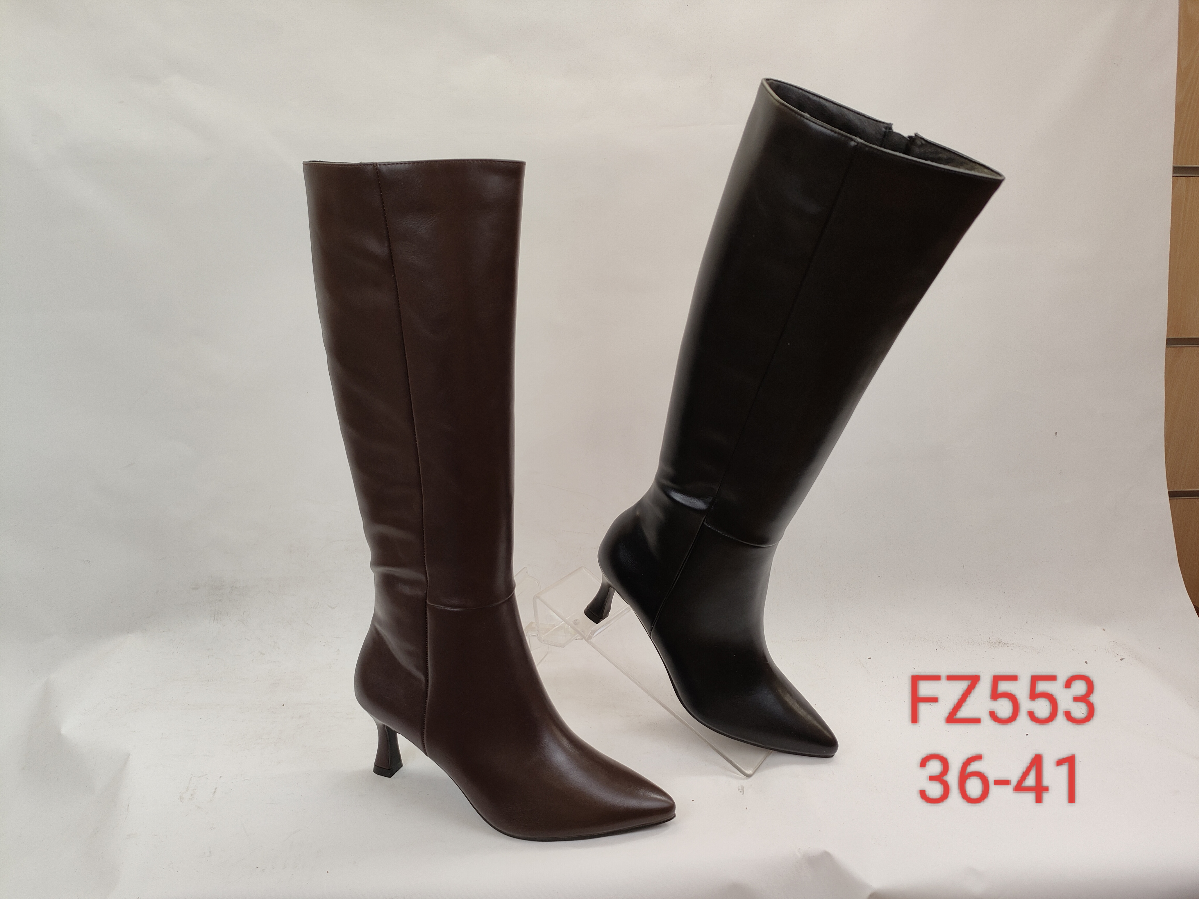 Bota alta lisa de punta fina y tacón fino