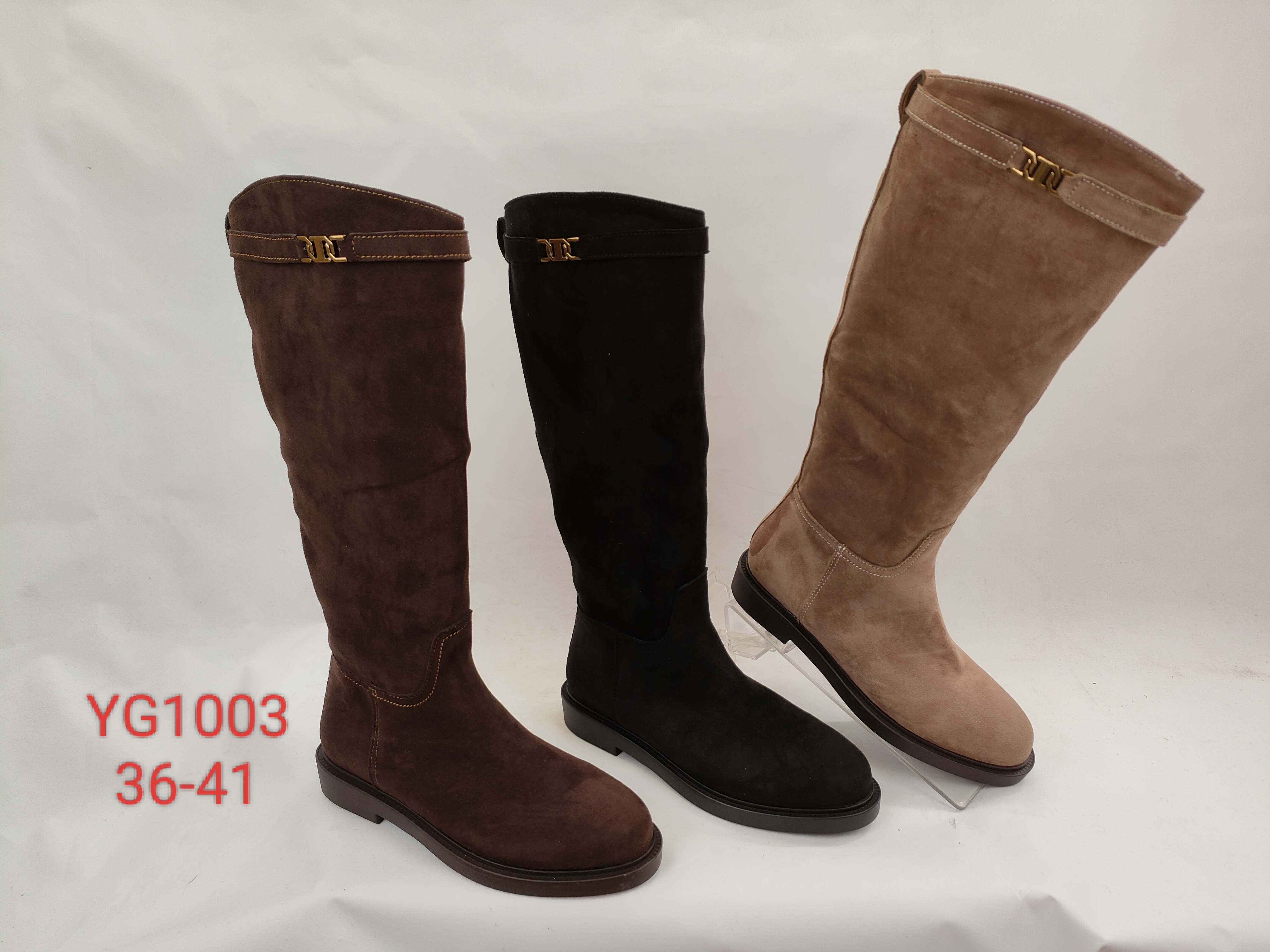 Bota alta de suela baja con adorno metálico