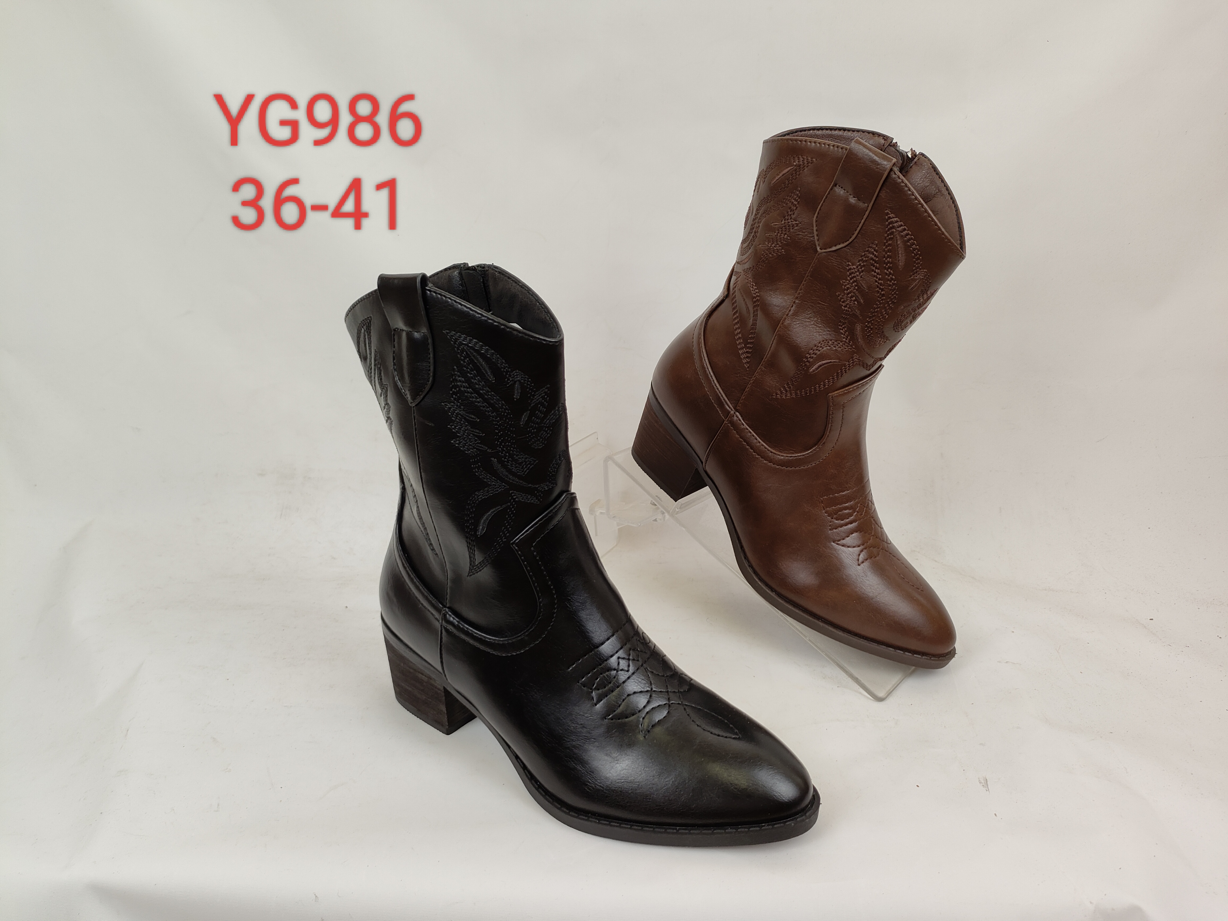 Bota campera de caña baja con bordado