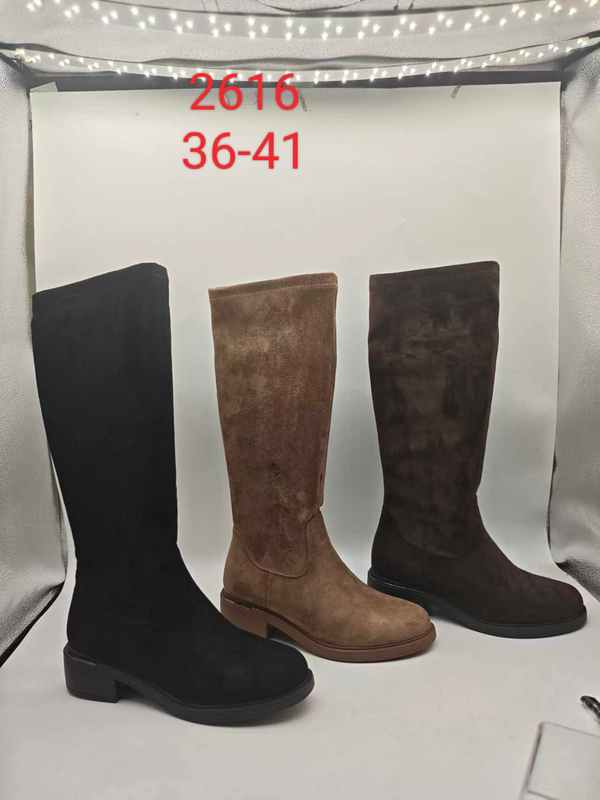 Bota alta de caña recta y tacón bajo