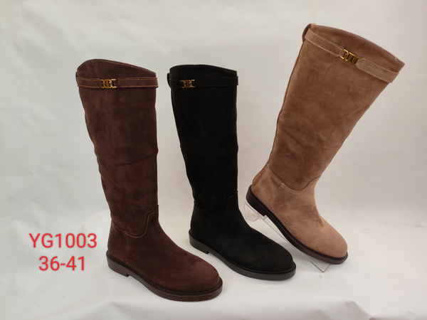 Bota alta de suela baja con adorno metálico