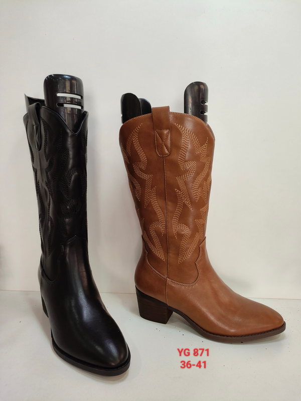 Bota alta estilo cowboy con bordado en la caña