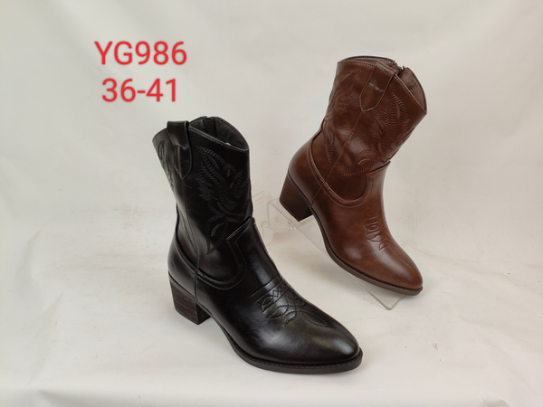 Bota campera de caña baja con bordado