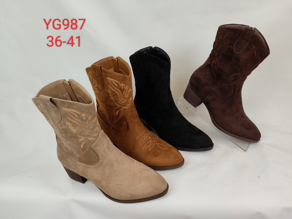 Bota campera de caña baja con bordado decorativo